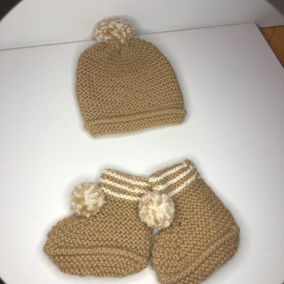 Handmade hat and slippers - Picture 1 of 2